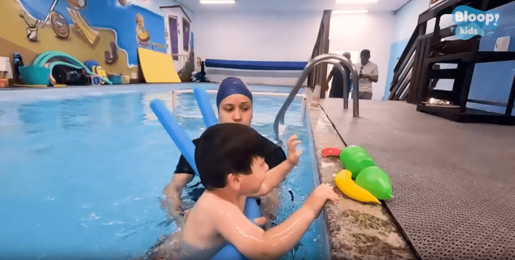 Aula de natação infantil na Bloop! Kids em São Paulo, escola especializada em natação para bebês e crianças
