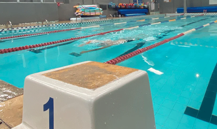 Piscina aquecida e coberta da Acqua Academia na Mooca, referência em natação em São Paulo