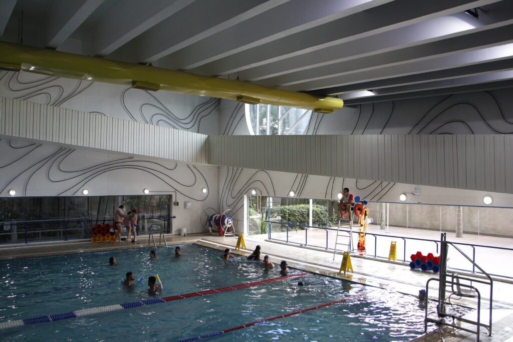Piscina semiolímpica do Sesc Vila Mariana, referência em natação em São Paulo com excelente custo-benefício