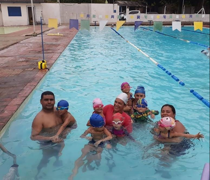 Aula de natação infantil na academia Tubarão em Rio Branco AC