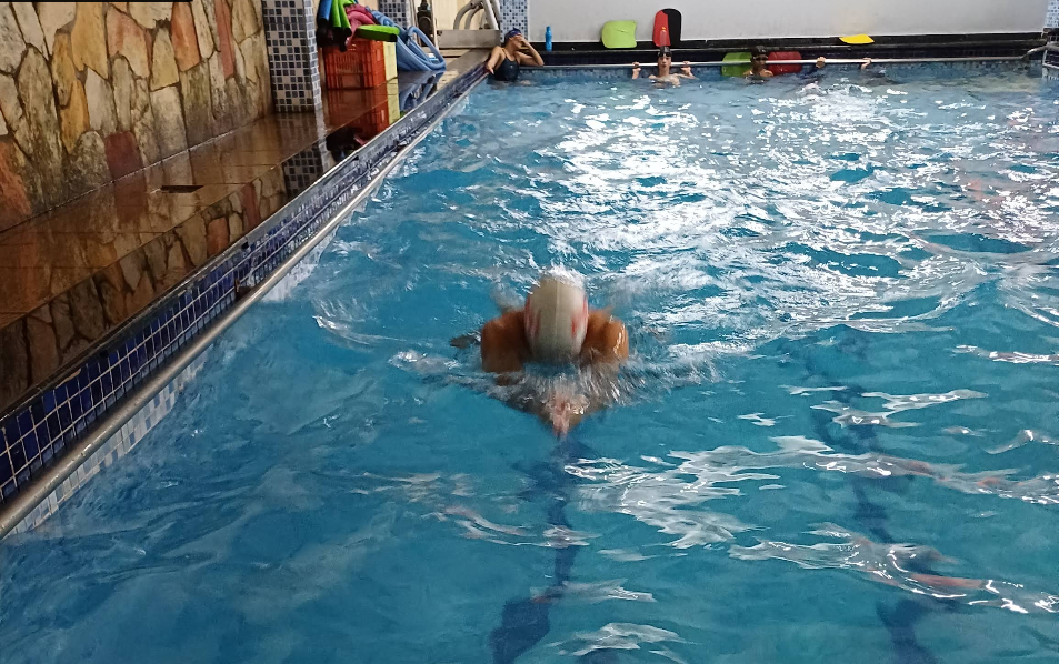 Aula de natação na Movimento Fit Academia em Rio Branco, com foco em bem-estar e condicionamento físico
